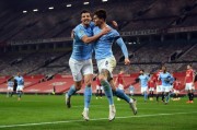 英超曼城补时争议点球绝杀曼联终结五连胜登顶引热议